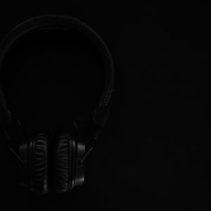 Fone de ouvido preto sobre fundo escuro